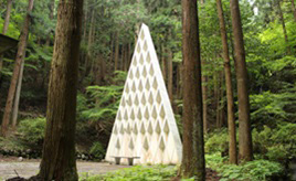 林の中の白亜のオブジェ！スギの精霊を祀る珍しい「杉神社」　鳥取県智頭町