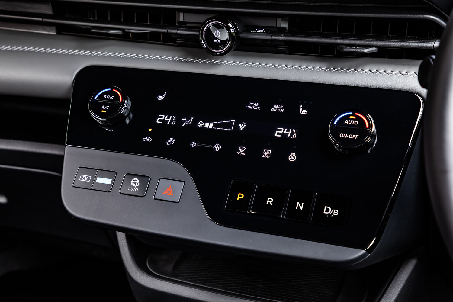 乗車定員の多いミニバンとしての使い勝手を検討のうえ、ダイヤル式のコントローラーを残しタッチスイッチと組み合わせたというエアコンの操作パネル。シフトセレクターは押しボタン式となっている。