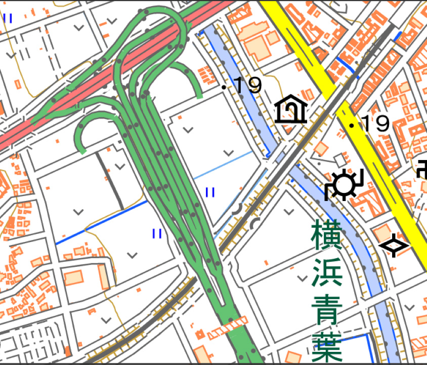複雑な構造の横浜青葉IC　引用：国土地理院