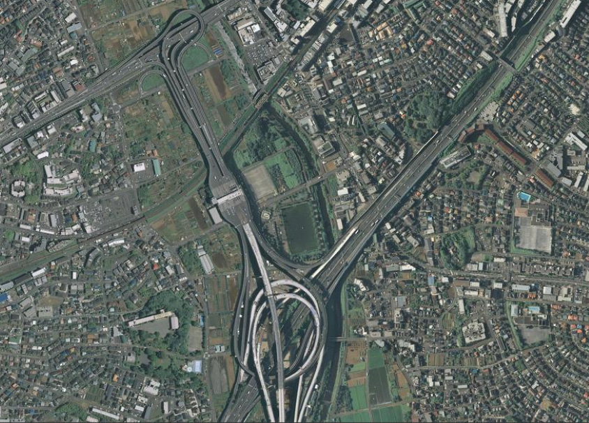 横浜青葉IC上空の航空画像　引用：国土地理院