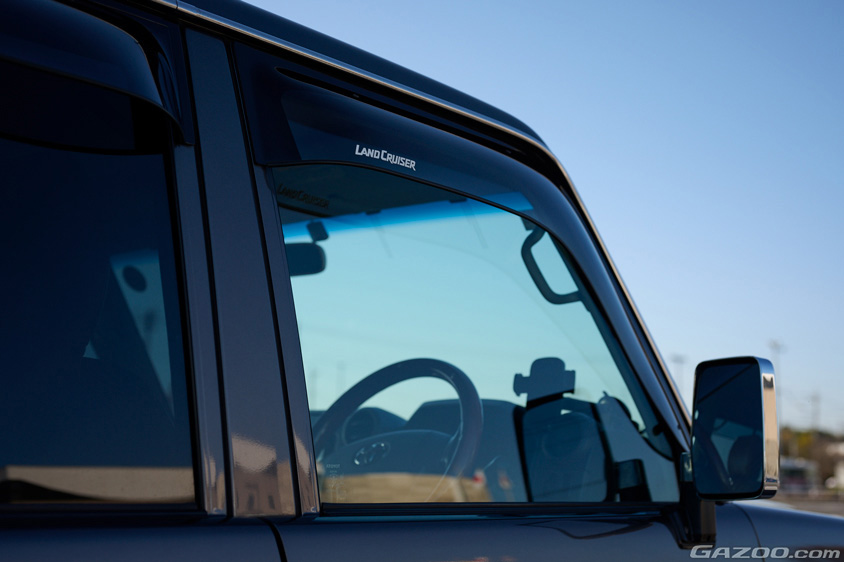 トヨタ・ランドクルーザー70の運転席のサイドガラス