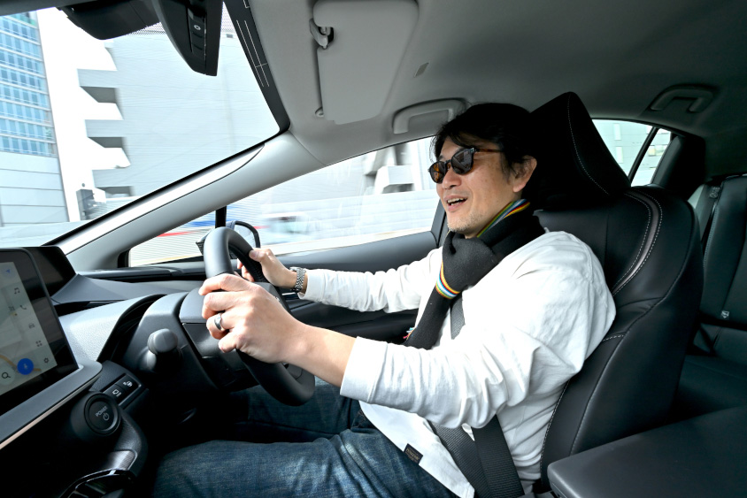 トヨタ・プリウス Z E-Fourを運転するイメージ