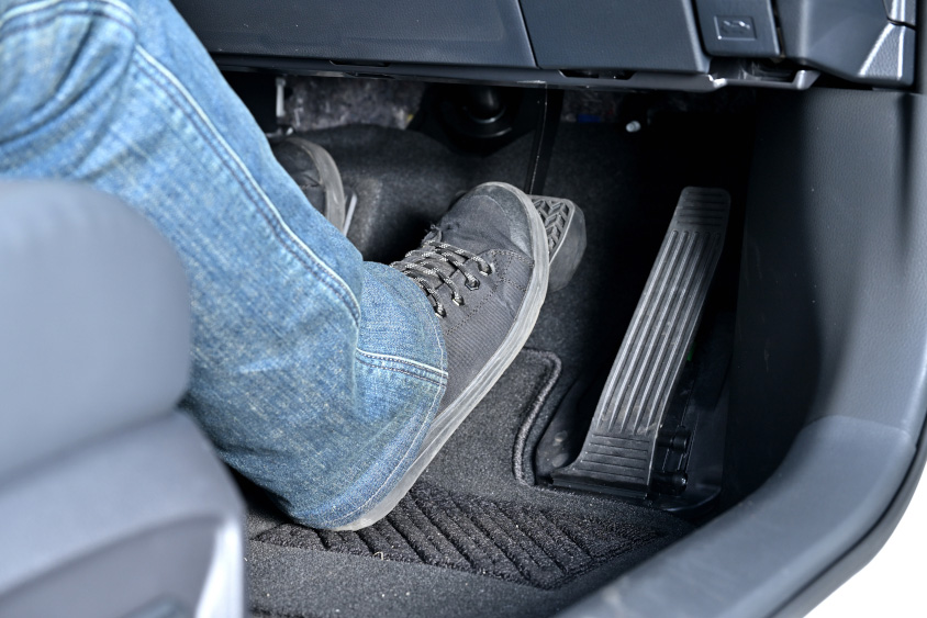 トヨタ・プリウス Z E-Fourのオルガン式ペダル