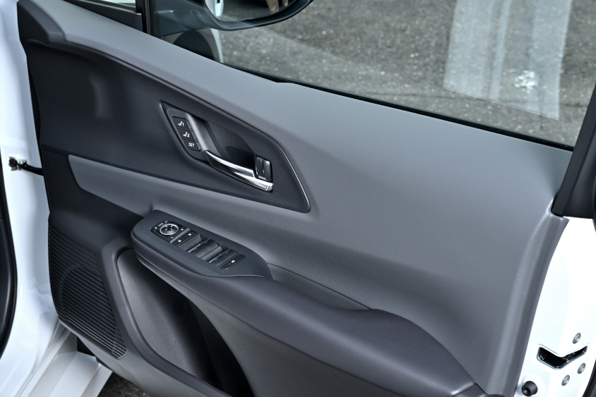 トヨタ・プリウス Z E-Fourのドアの内張り