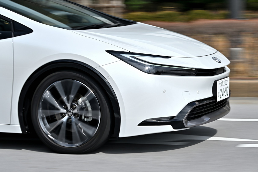 トヨタ・プリウス Z E-Fourの右フロントビュー