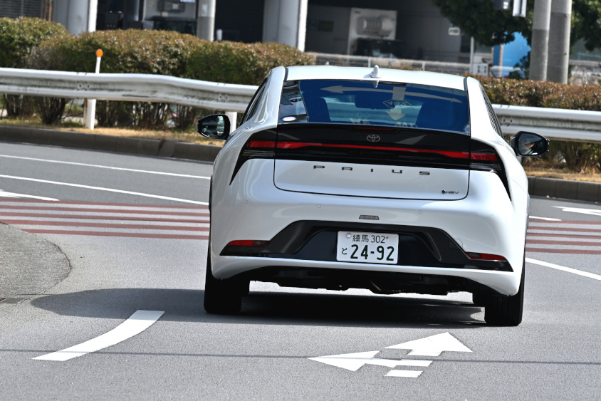 トヨタ・プリウス Z E-Fourの走行リアビュー