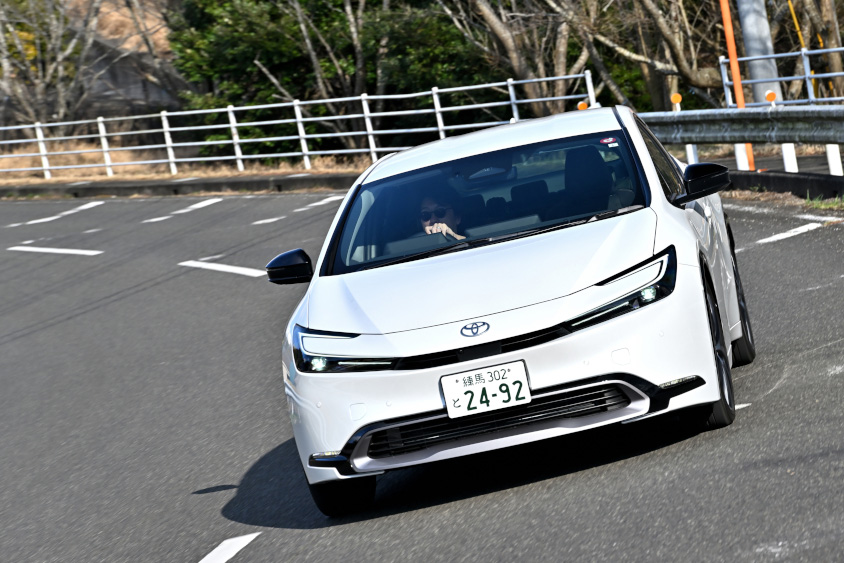 トヨタ・プリウス Z E-Fourの走行フロントビュー