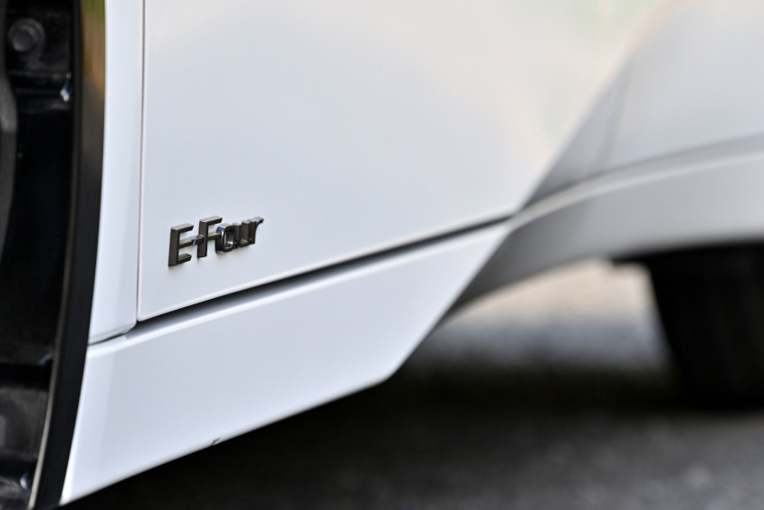 トヨタ・プリウス ZのE-Fourロゴ