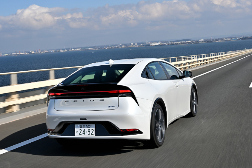 トヨタ・プリウス Z E-Fourのリヤからの走行写真