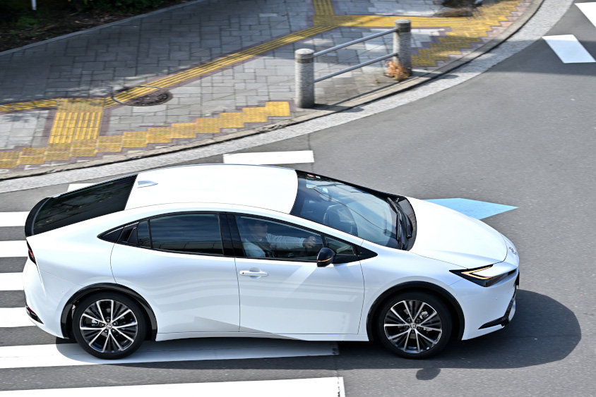 一般道を走るトヨタ・プリウス Z E-Four