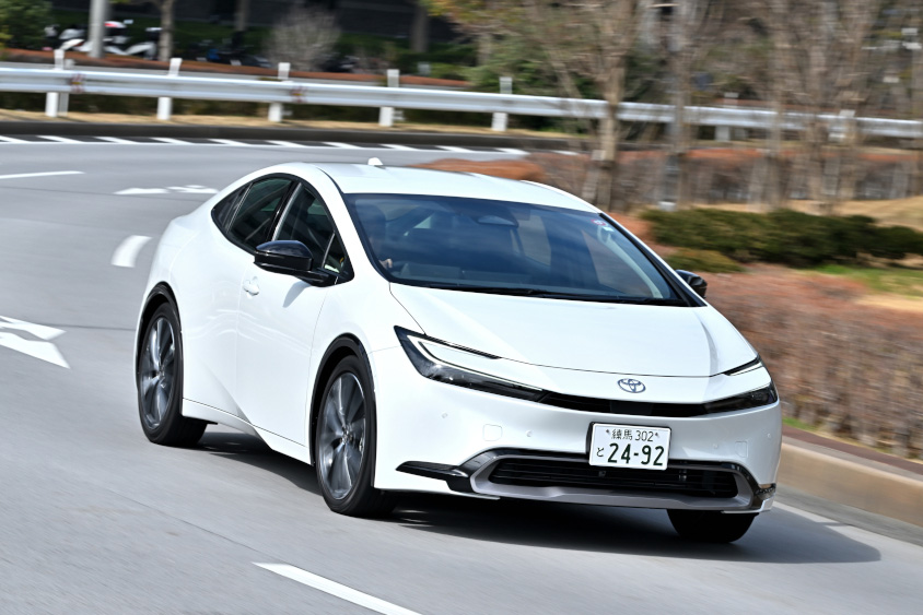 カーブを走るトヨタ・プリウス Z E-Four