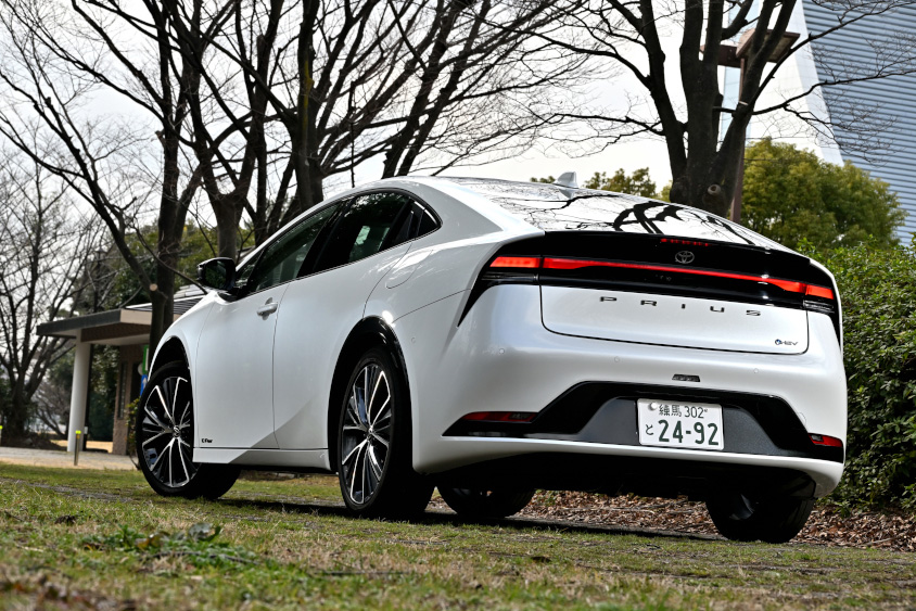 トヨタ・プリウス Z E-Fourの左リヤビュー