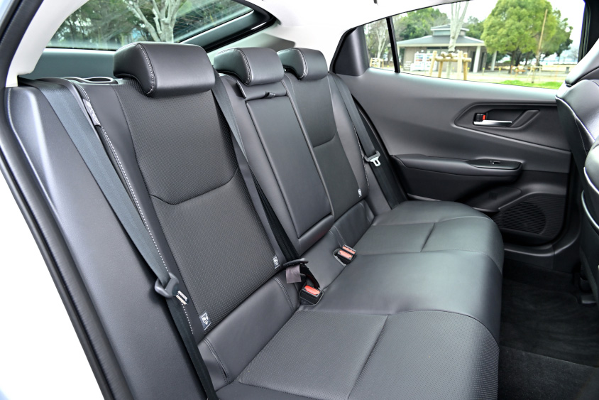 トヨタ・プリウス Z E-Fourの後席