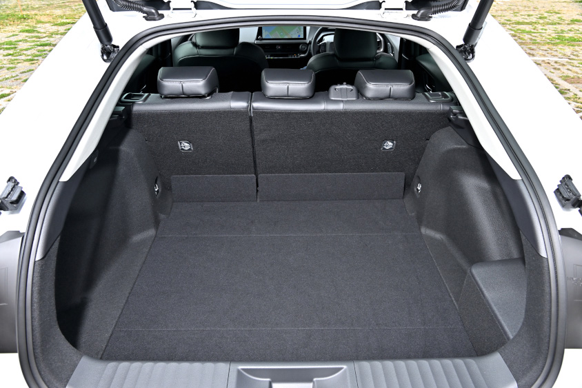 トヨタ・プリウス Z E-Fourのラゲッジルーム