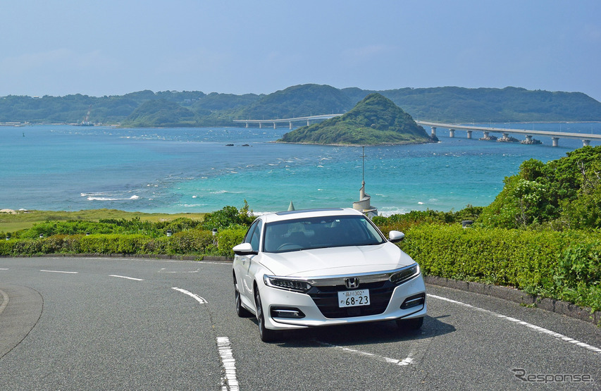 山口・角島にて。砂の色が白に近いため、海がエメラルド色に。