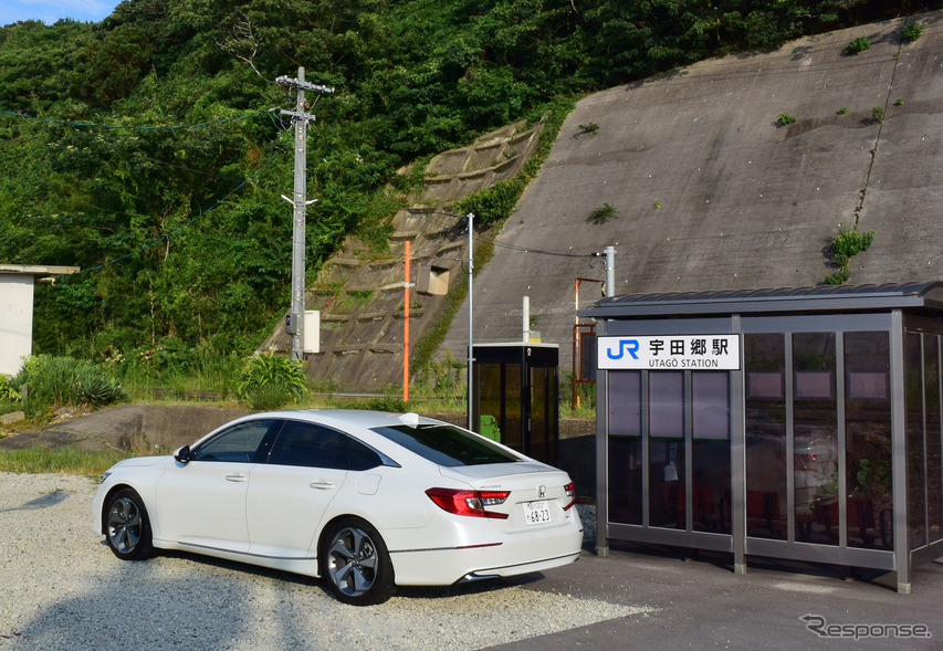 山陰本線宇田郷駅にて。古い駅舎が取り壊され、簡易駅舎に。
