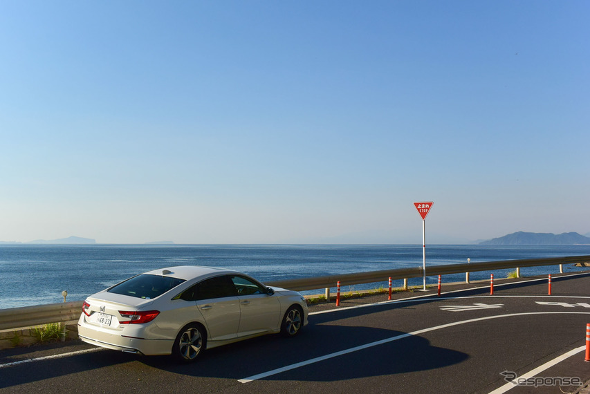 大隅の海沿いクルーズは気持ちが良い。好天のため、遠方に三島村の竹島、硫黄島がうっすらと見える。