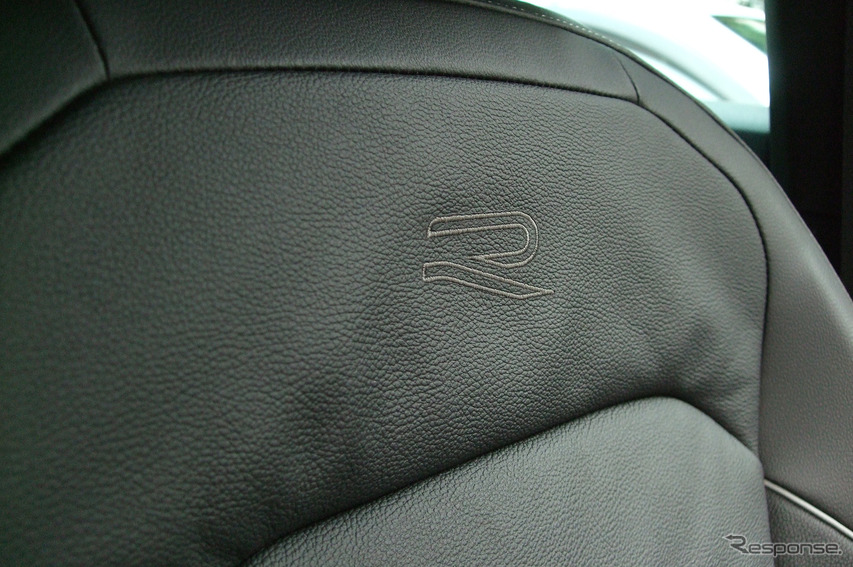 R-LineのシートバックにはRのロゴのステッチが入る。