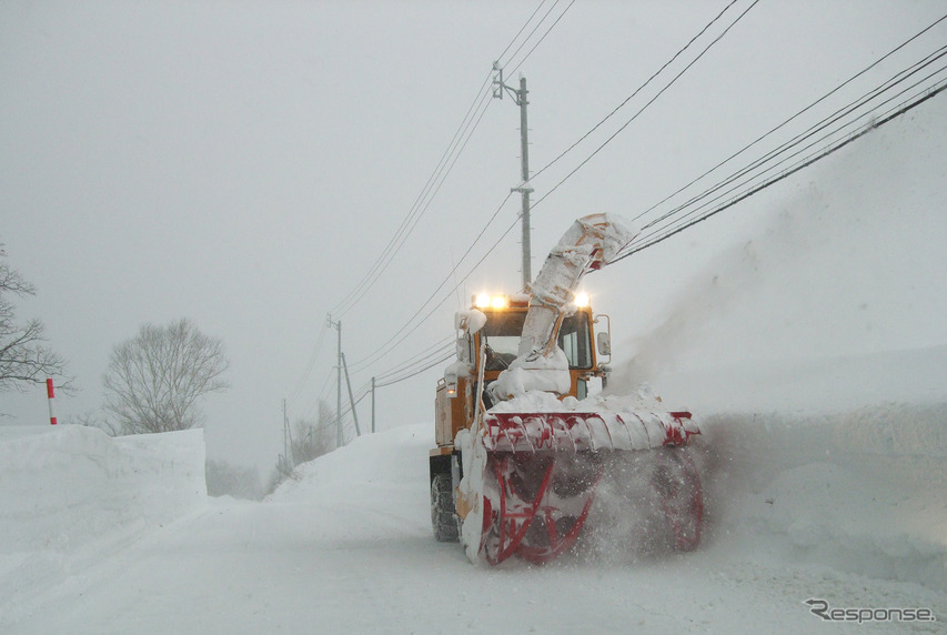 雪国では除雪車とよくすれ違う。道を最低限走れるように整備するだけでも大変なことだ。
