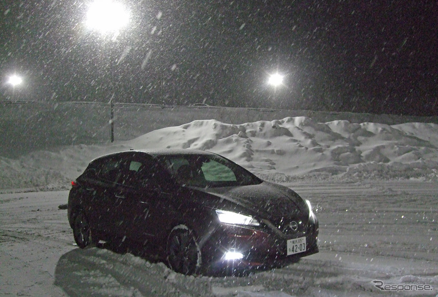 福島・郡山市で初回充電後、東北中央自動車道へ。全長9kmの栗子トンネルを抜けると、いきなり特別豪雪地帯らしさを感じさせる光景が。