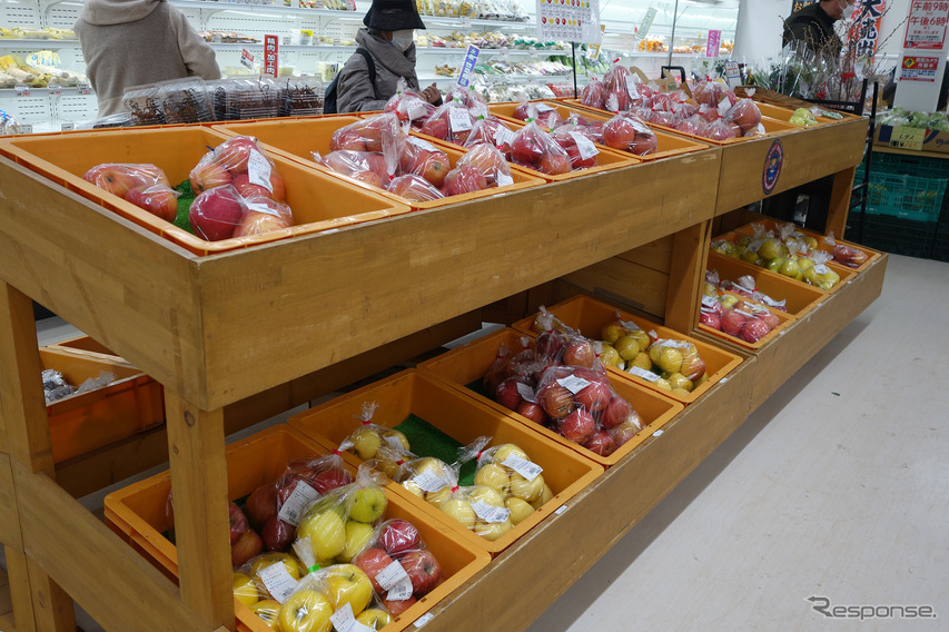 静岡の道の駅に味は素晴らしいが市場性の低いみかんが激安で大量に売られているように、青森ではりんごが激安で大量に売られていた。最盛期の初冬に訪れたい。