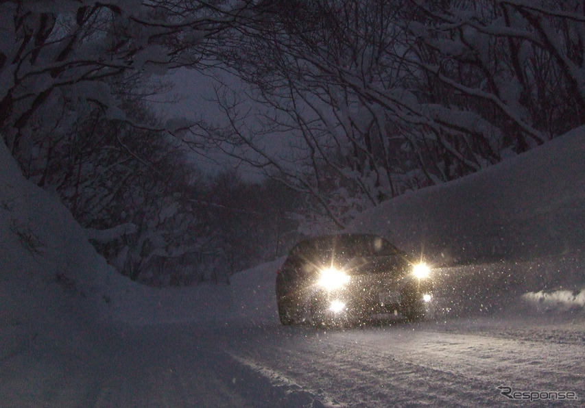 酸ヶ湯から十和田に抜けたいところだったが、電力残が僅少となっていたため青森市へ。夕暮れには再び雪が降りだした。