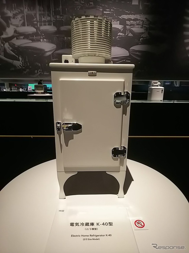 1932年製電気冷蔵庫の模型。