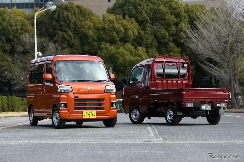 ダイハツ ハイゼットカーゴ 新型（左）とハイゼットトラックジャンボ 改良新型（右）