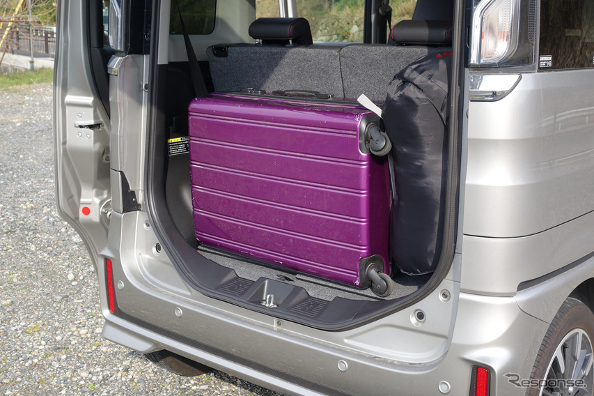 後席を少し前にスライドさせると分厚い海外旅行用トランクを荷室に積むことができ、そこからバックドアに押し付けるように後席を下げると安定させられる。便利だ。
