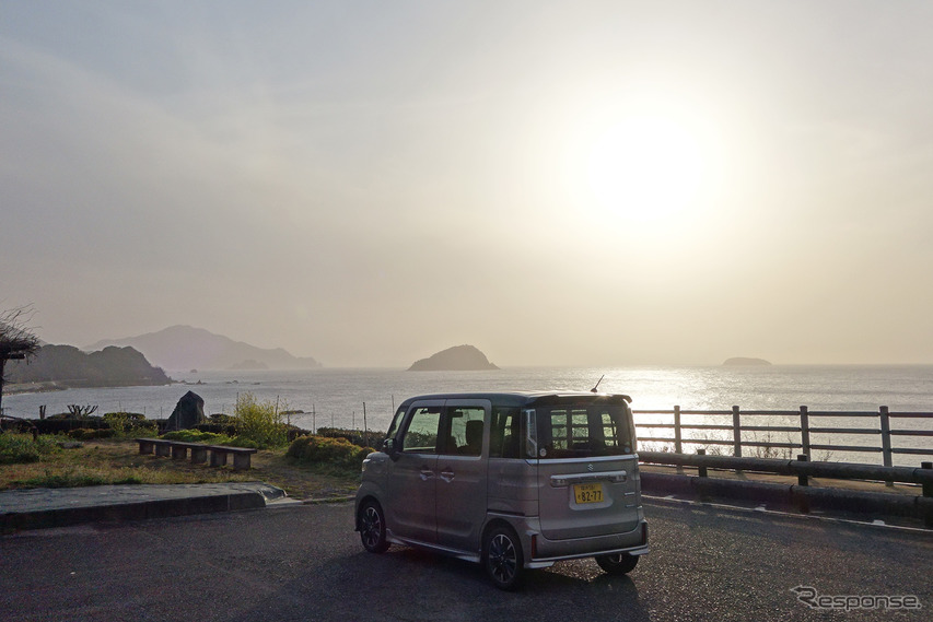 西日がかかる日本海。山陰は至る所が夕日の絶景スポットだ。