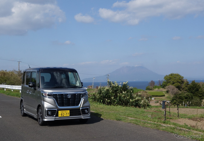 薩摩半島南部の喜入にて、桜島をバックに記念撮影。
