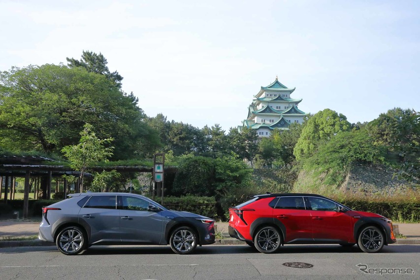 スバル ソルテラ（左）とトヨタ bZ4X（右）。後ろに見えるのは名古屋城
