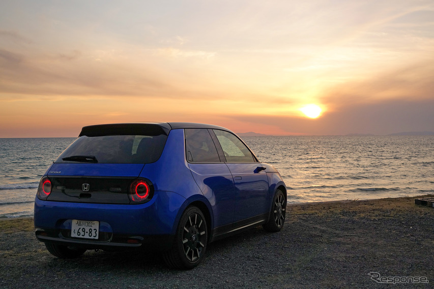 ホンダe アドバンス。鹿児島・江口浜より東シナ海のサンセットを望む。