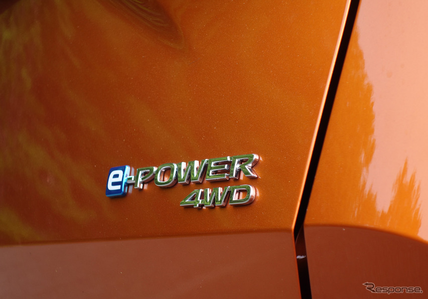 バックドアにはひっそりと4WDのロゴが。高性能電動AWDであることは伝わってこない。