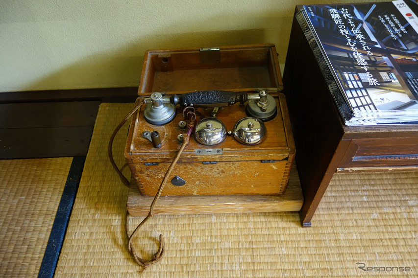 昭和初期の磁石式携帯電話が展示されていた。沖電気製。