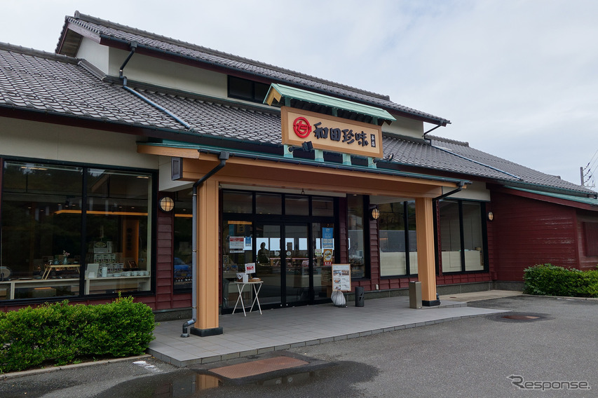 島根・大田市のはずれ、五十猛の海岸近くにある和田珍味。内部にカフェが出来ていた。