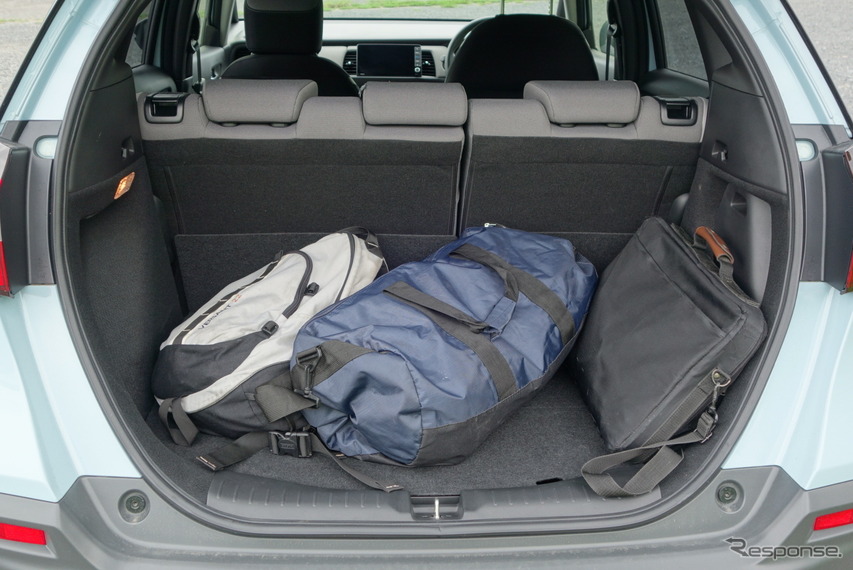 荷室。ハイブリッド+AWDモデルは荷室の床が高く、Bセグメントハッチバックとしては最大容量のガソリンFWDモデルよりかなり狭い。