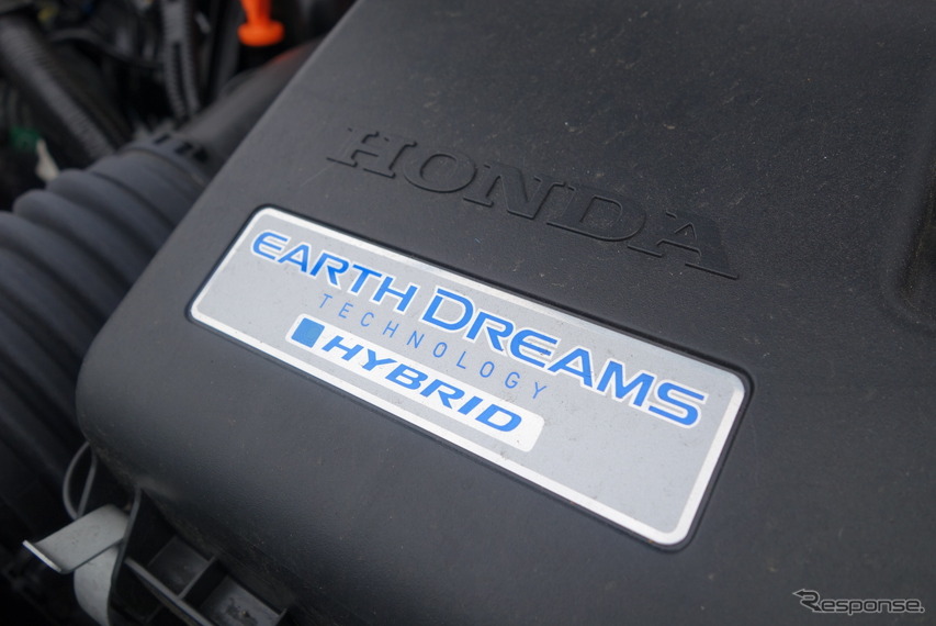 エンジンカバー上の「EARTH DREAMS TECHNOLOGY」エンブレム。現在このネーミングはフェードアウト中で、改良型では外されているという。