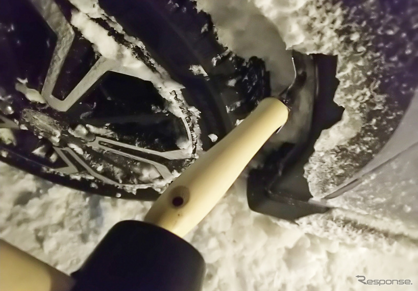 着氷を放置していると前輪の舵角を確保できなくなるので、適宜落とす必要がある。スコップの把手をゴムハンマーで叩いて氷を割るが効率が悪い。探せばおそらくげんのうのような、もっと便利な道具があると思う。