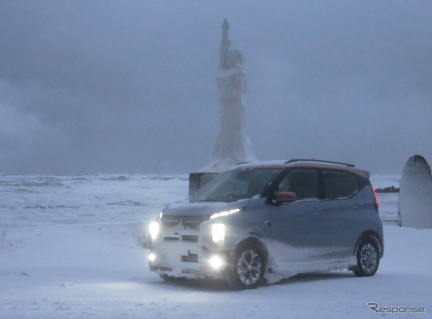 三菱 eKクロスEV。山形・湯野浜温泉にて。酒田で最大瞬間風速25.1m/sを記録したのとほぼ同時刻に撮影。