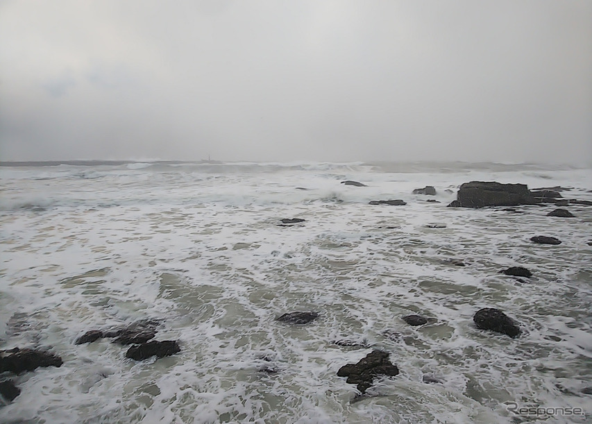 鶴岡郊外の海岸にて。沖合の灯台がしょっちゅう波に呑まれていた。
