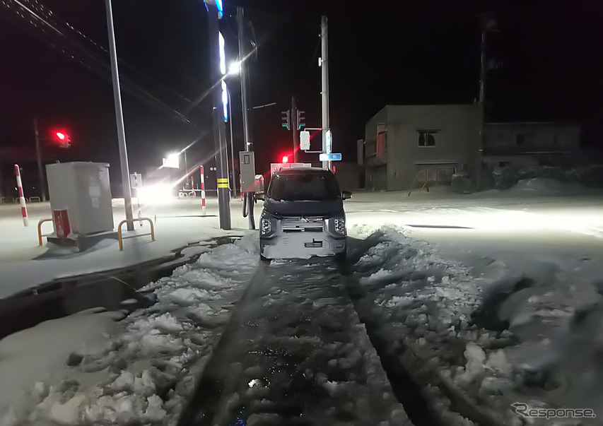 深雪路、次いでシャーベット路で思いっきり電費を落としたため山形・南陽市のコンビニで充電。コンビニで除雪道具を借りることができたのは本当に幸運だった。