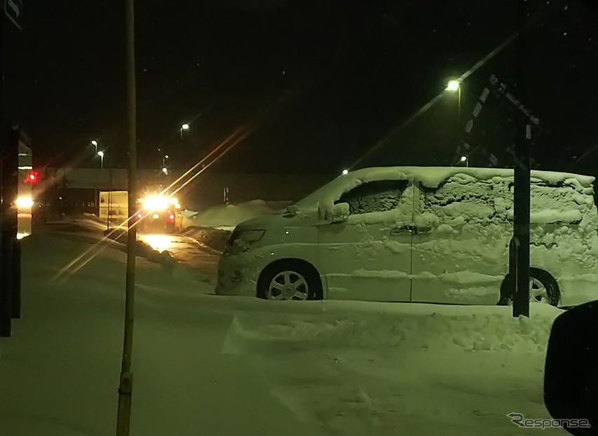 雪原と化していた駐車場があっという間に復活していく。除雪車どんだけパワフルなんだと感心。