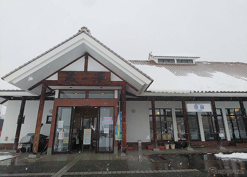 道の駅喜多の郷の温泉施設。試しに入ってみたら奥のほうが露天風呂となっており、素晴らしい雪見風呂を堪能できた。