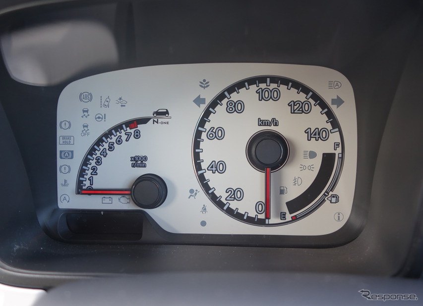 白い文字盤の計器類。平均車速や燃費などのドライブ情報は別エリアに表示される。