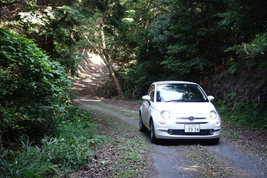 山口・柳井付近の山道にて。ミラーtoミラーの幅が非常に狭いので、日本の軽自動車と同様に狭い道へも恐れず入っていける。