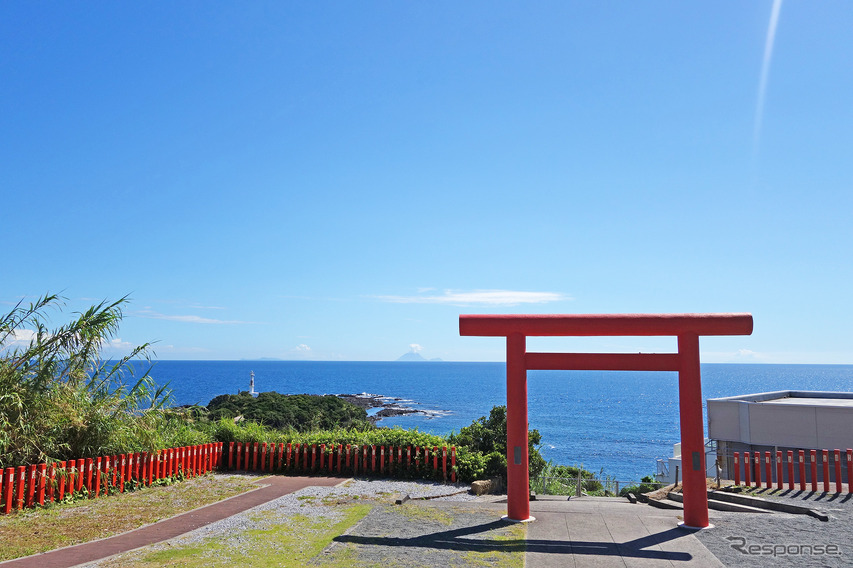 薩摩半島南端、長崎鼻の龍宮神社から岬を望む。浦島太郎伝説はいろいろなところに存在するが、本土最南端はもちろんここ。ちなみに沖縄にも似た話がある。