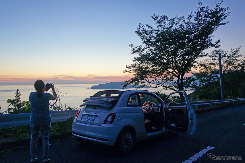 夕暮れの坊津にて。500Cは宵の口、夜でも屋根全開で走るのが楽しい。同行者の一人が写真を撮影している。