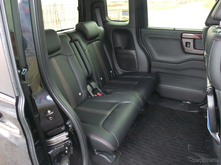 後席のフロア部が広大かつフラットなのがN-BOXの特徴。後席の座面はチップアップ可能。