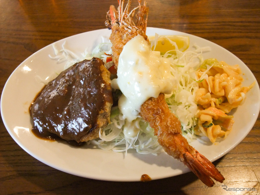 洋食のオーニシでエビフライを食する。姫路には昭和テイストの食堂が多数残存している。